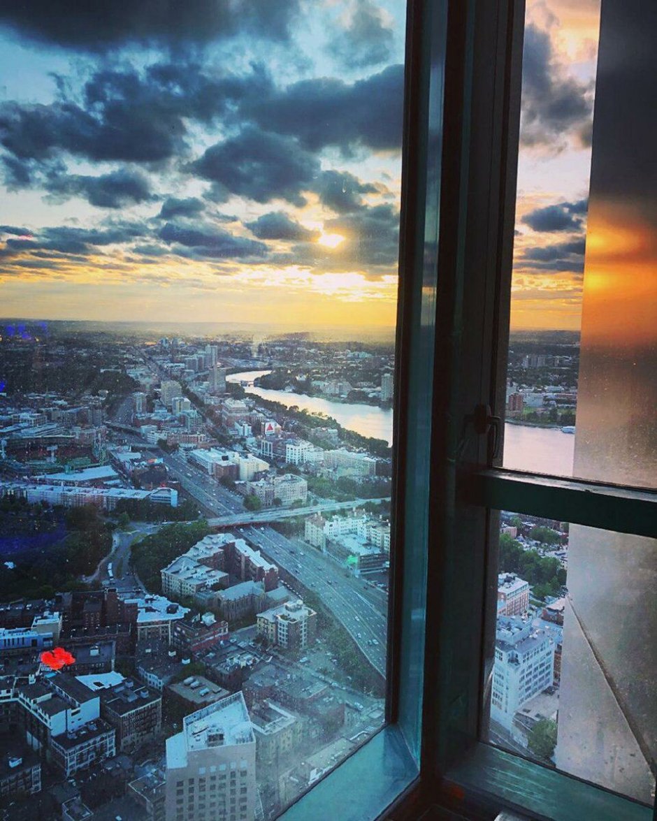 Девушка с видом на море