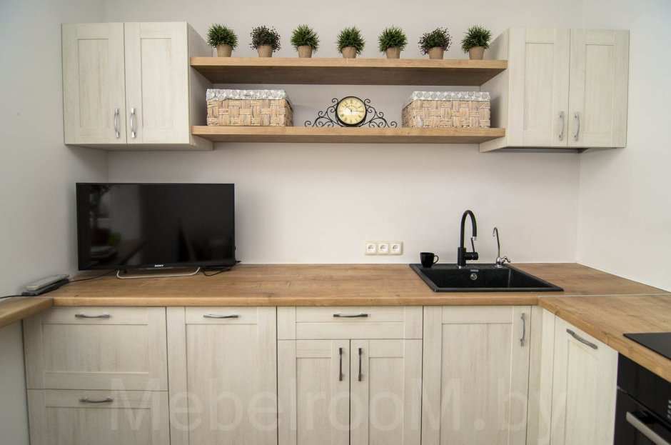 Белая кухня со столешницей дуб сонома