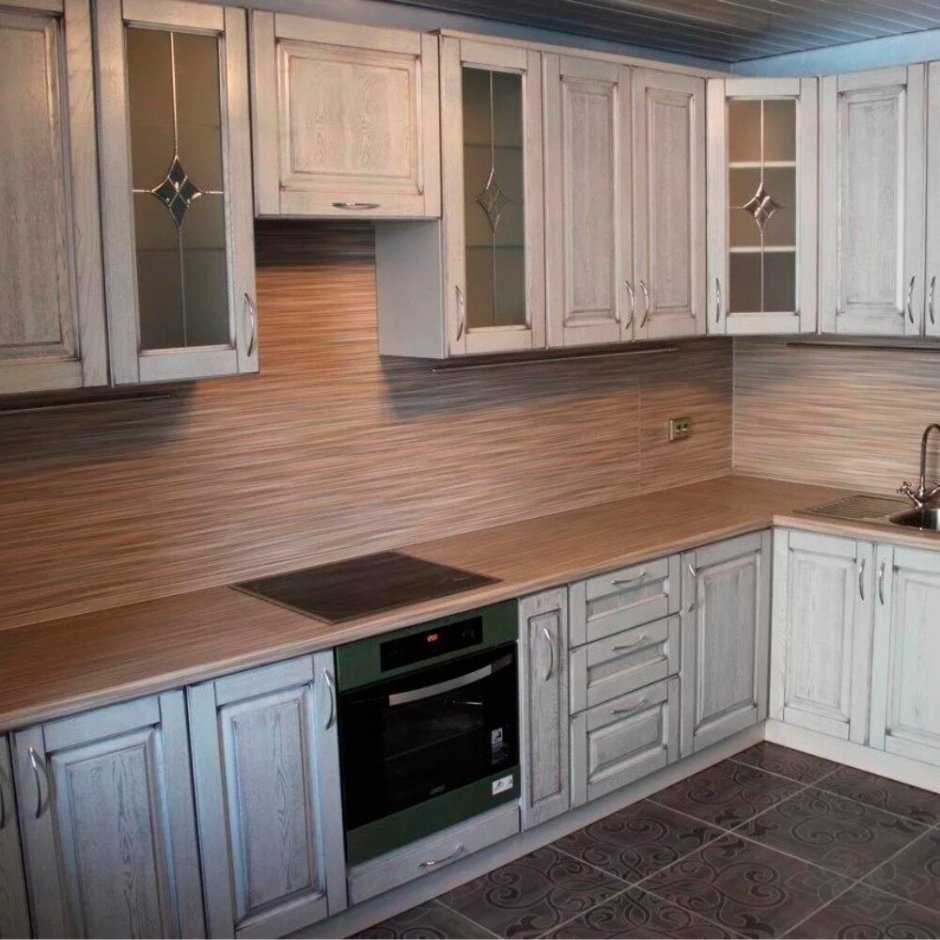 Бежевая кухня со столешницей под дерево