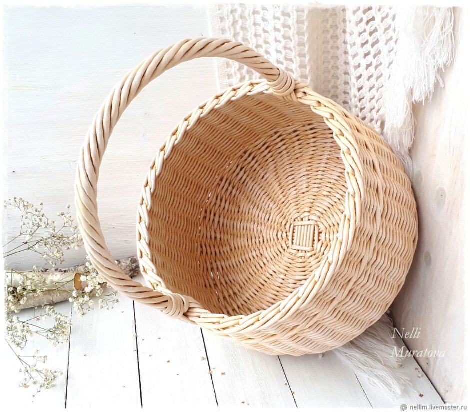 Круглые плетеные корзины из бумажной лозы