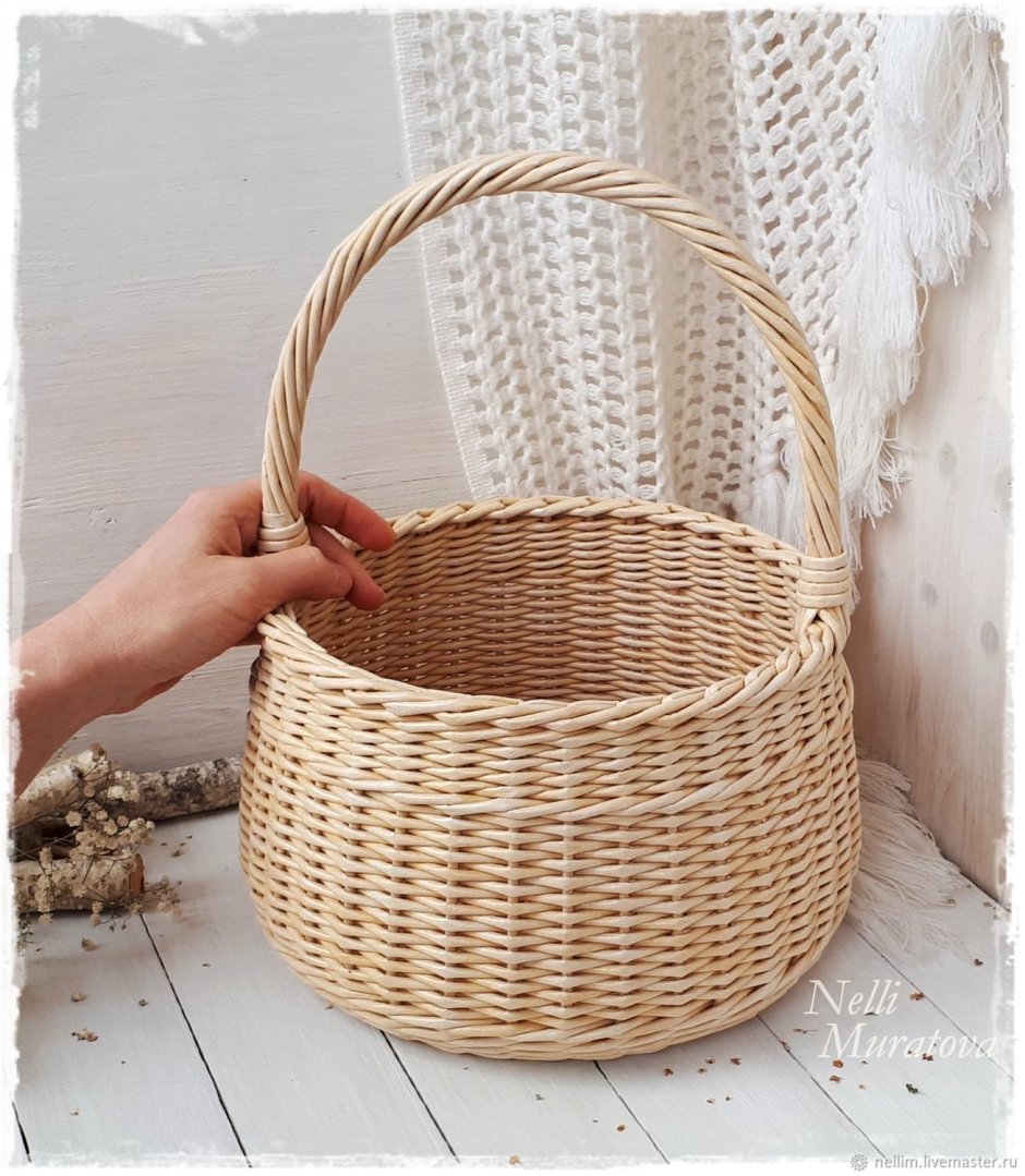 Девушка с корзинкой