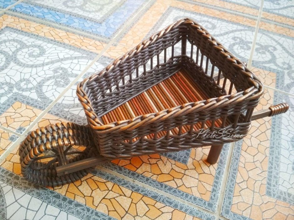 Оплести бутылку газетными трубочками