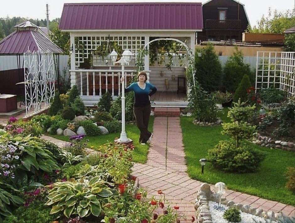 Клумба перед беседкой