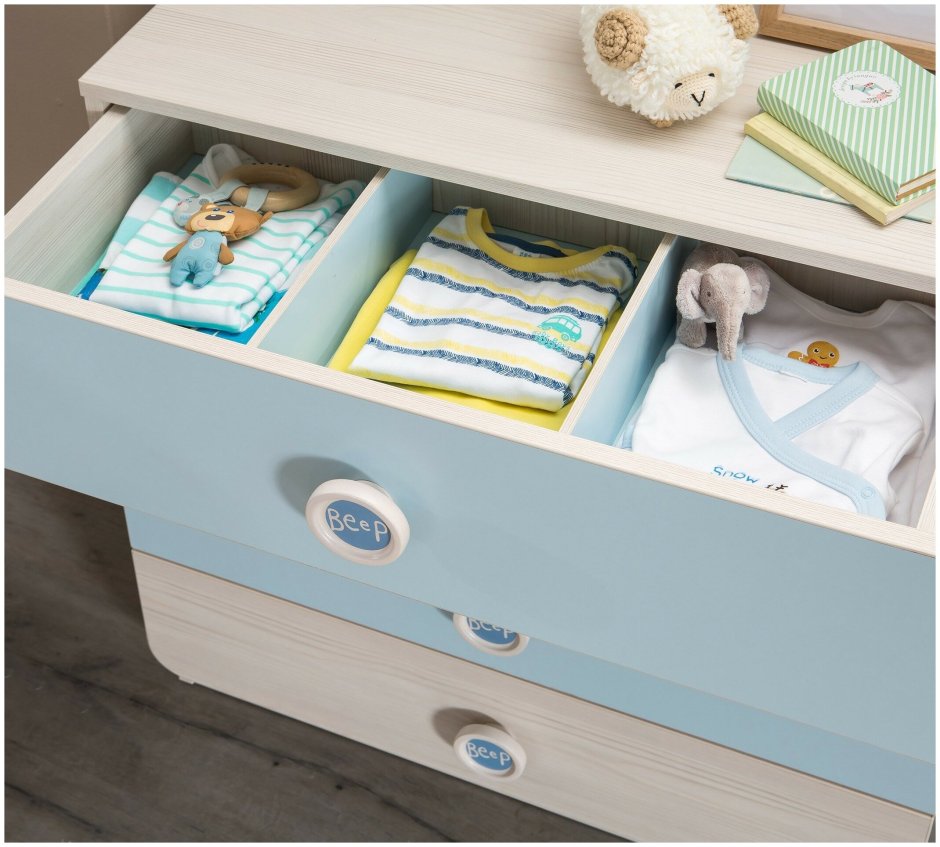 Детские вещи в комоде