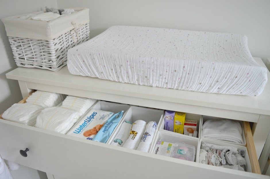 Вещи в комоде для новорожденных