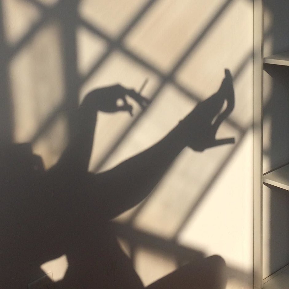 Тень девушки на стене