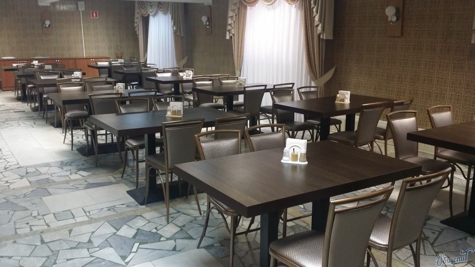 Стол и стулья без фона