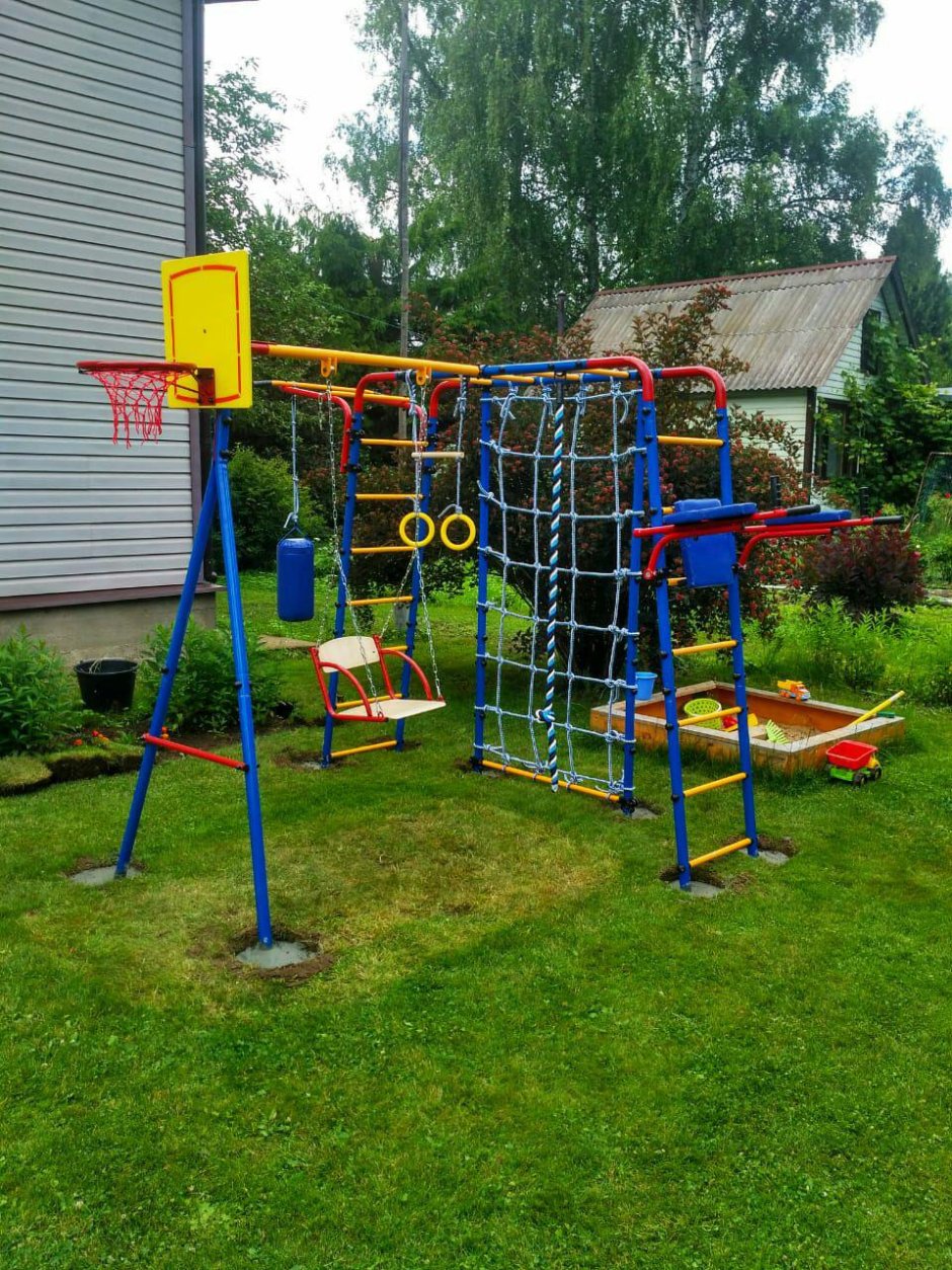 Детская площадка с баскетбольным кольцом