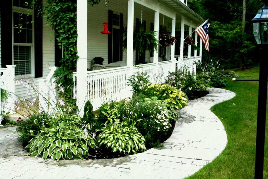 Клумба с многолетниками полукруглая