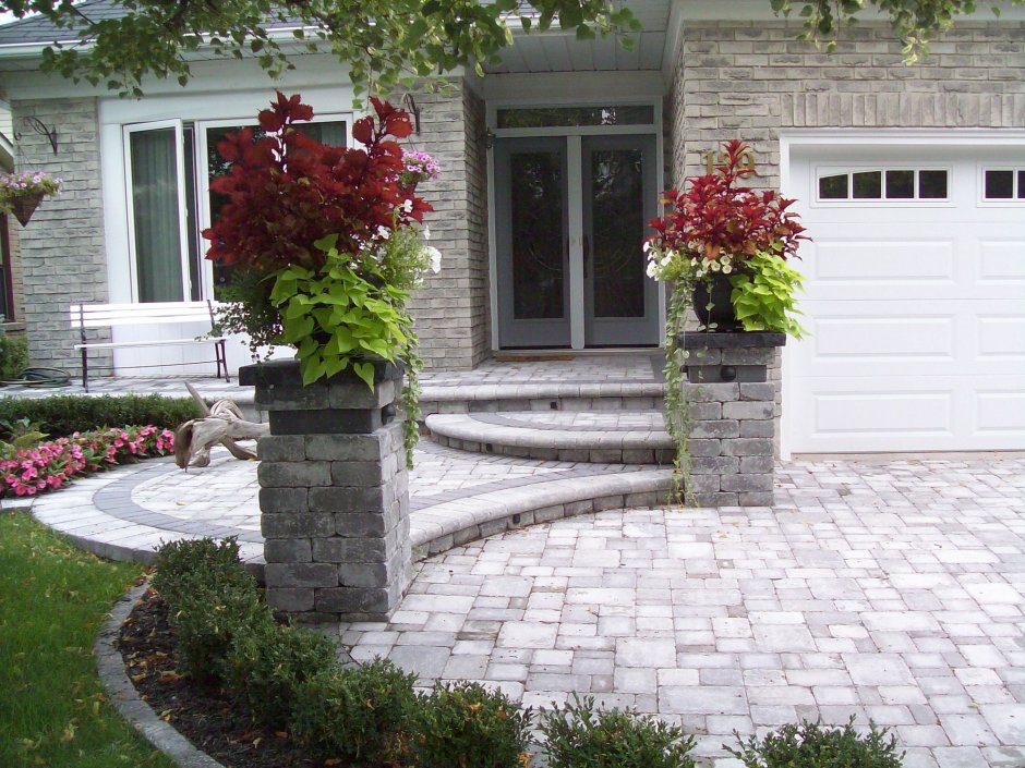 Цветы в горшках на крыльце