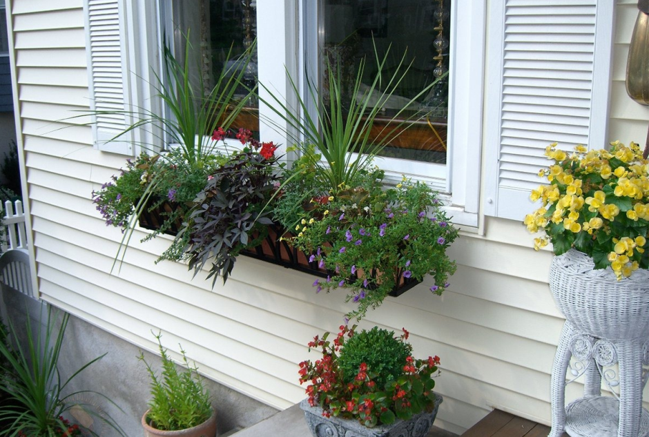 Дизайнерские клумбы перед домом