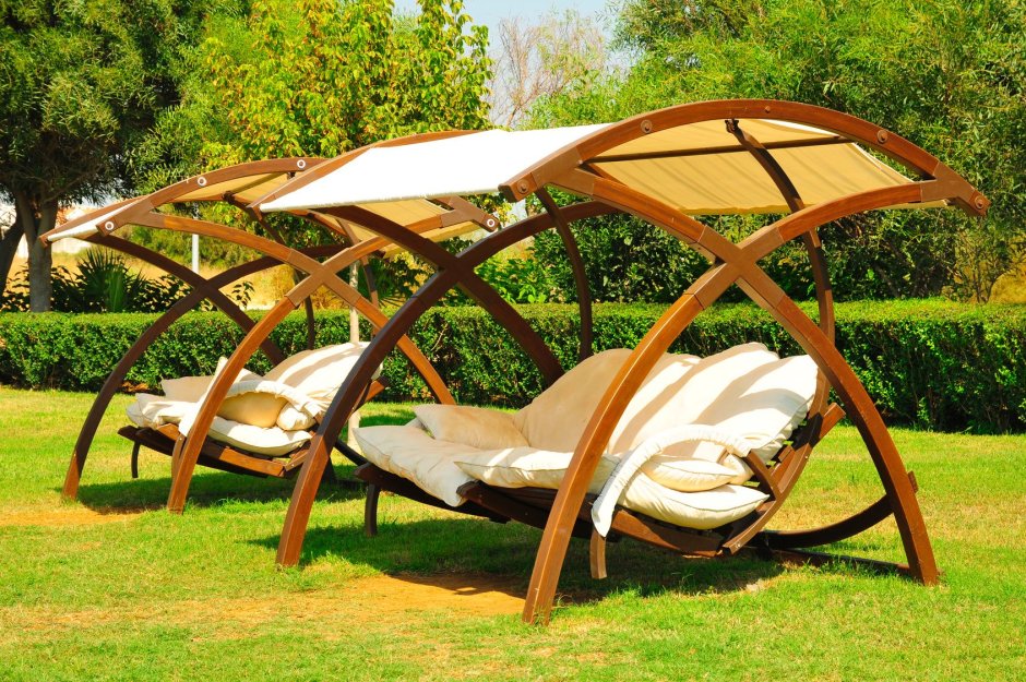 Качели под навесом