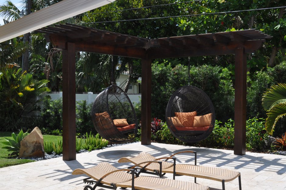 Пергола с качелями кокон