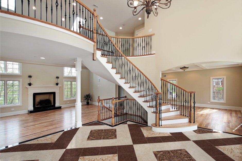 Интерьер холла с лестницей