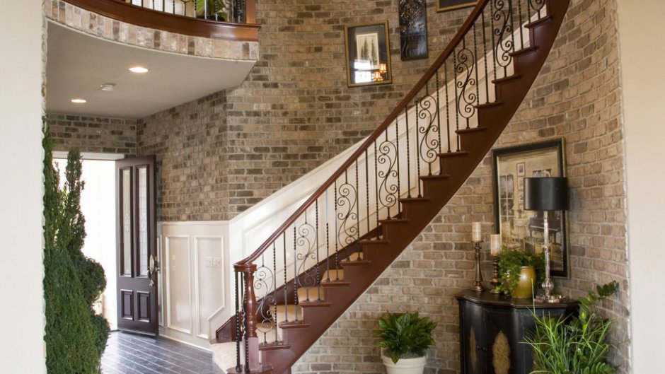 Отделка стен на лестнице