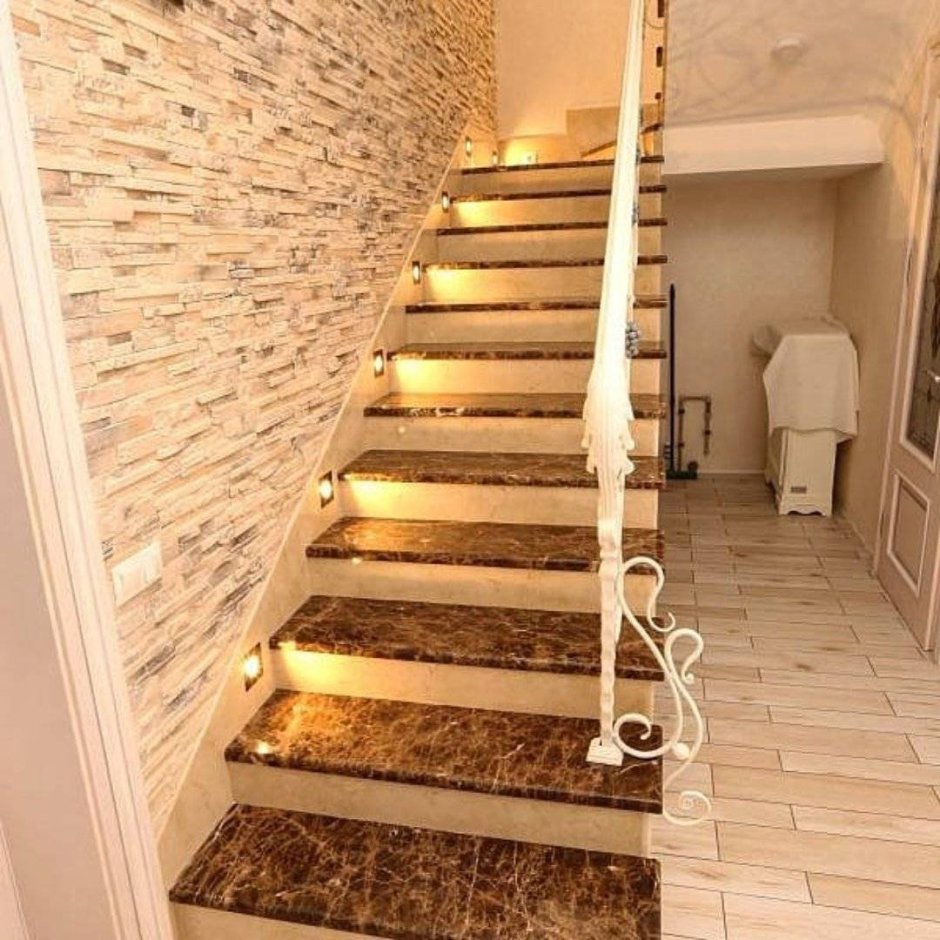 Лестница в двухэтажном доме