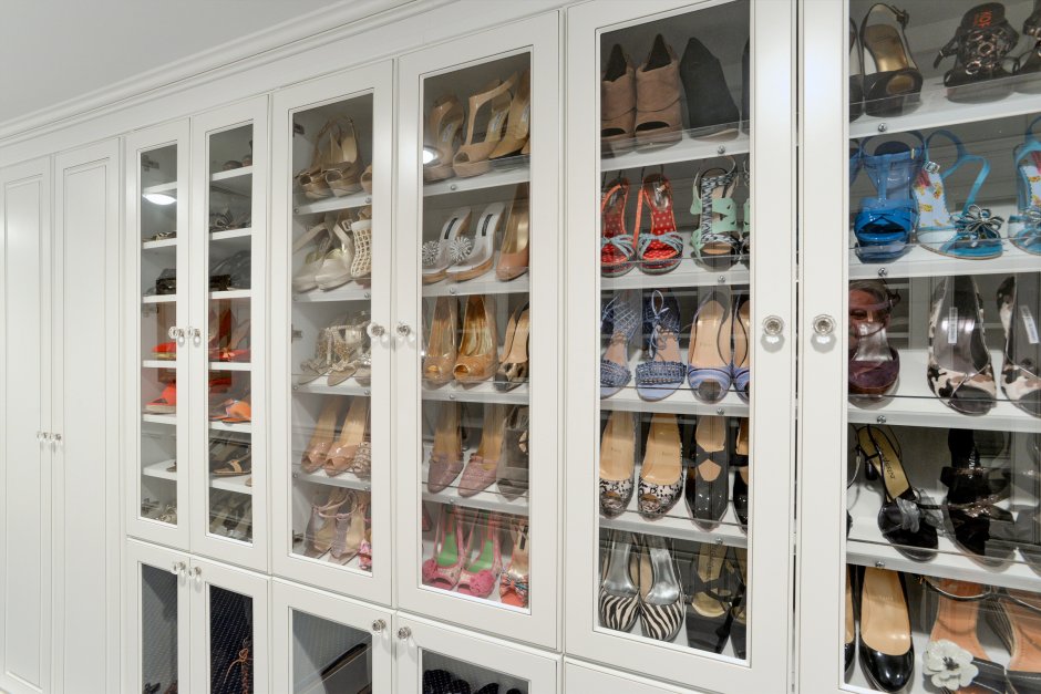 Гардеробная с туфлями и сумками