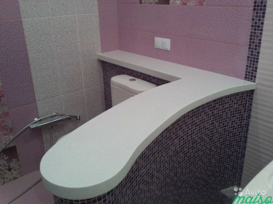 Полочки из искусственного камня в ванной