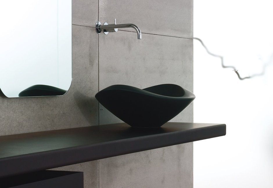 Полочки из акрилового камня в ванную