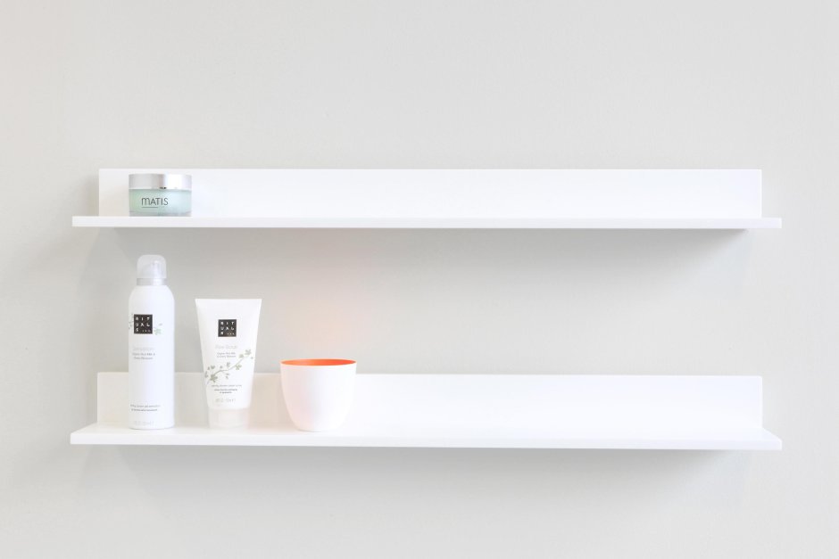 Белая полочка в ванную