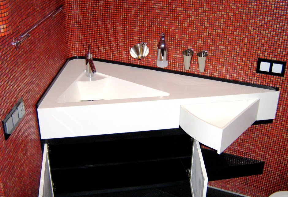 Умывальник из искусственного камня водопадом