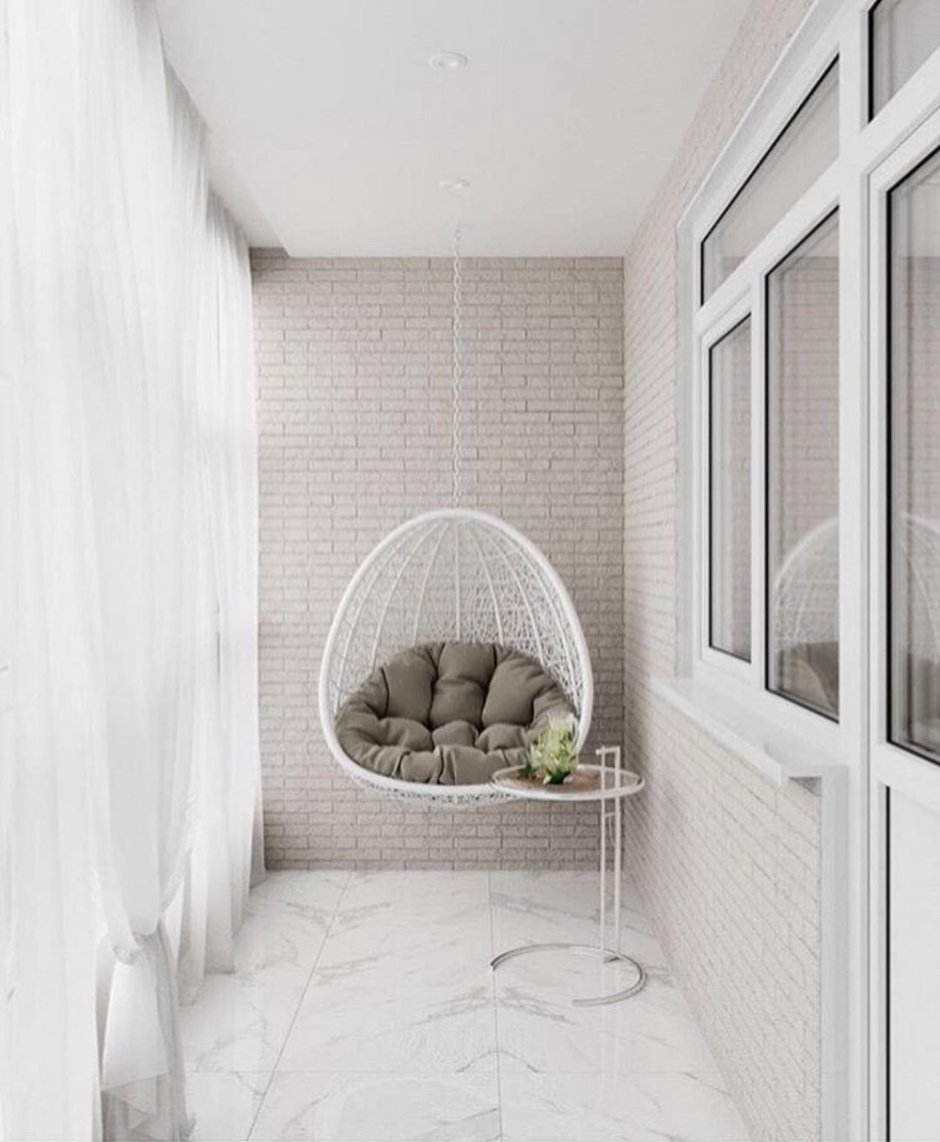 Интерьер балкона с подвесным креслом