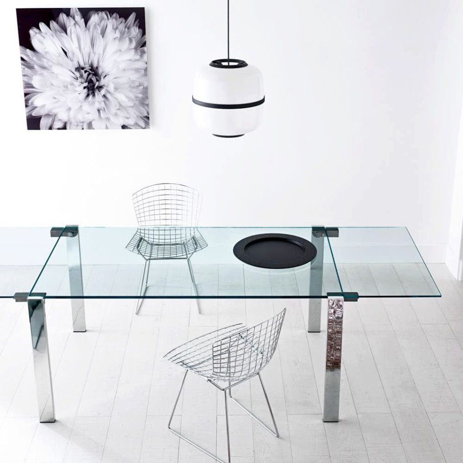 Белый компьютерный стол со стеклянной столешницей