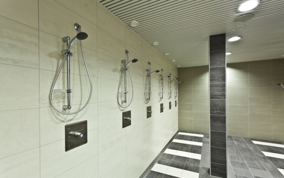 Общественный душ в бассейне