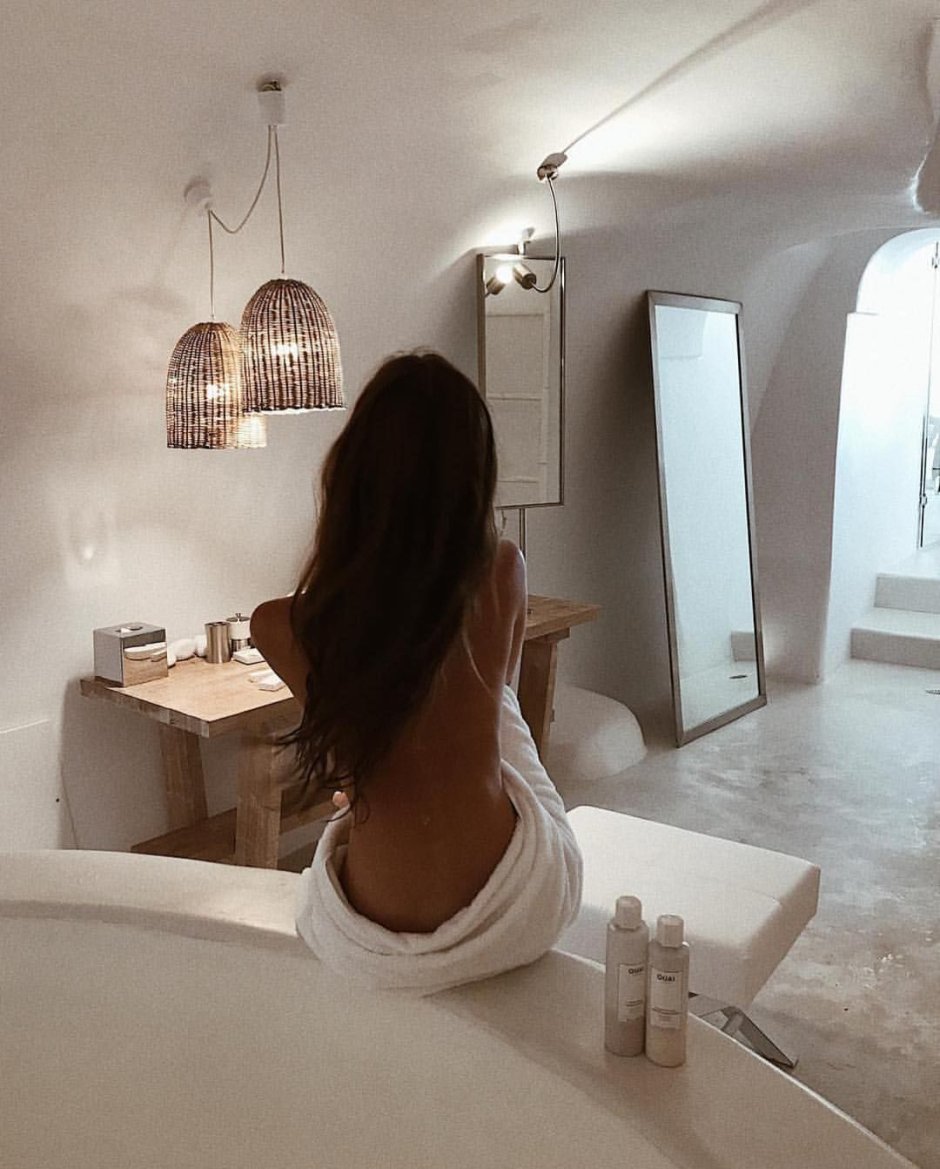 Красивая брюнетка в ванной