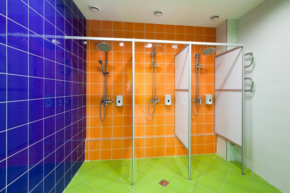 Душевые в бассейне