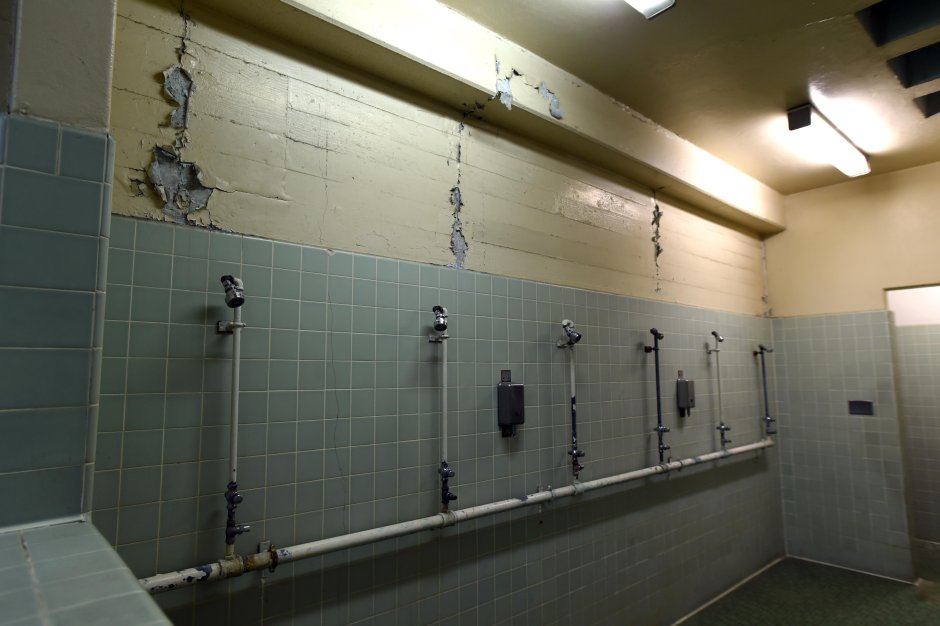 Камера в школьной душевой