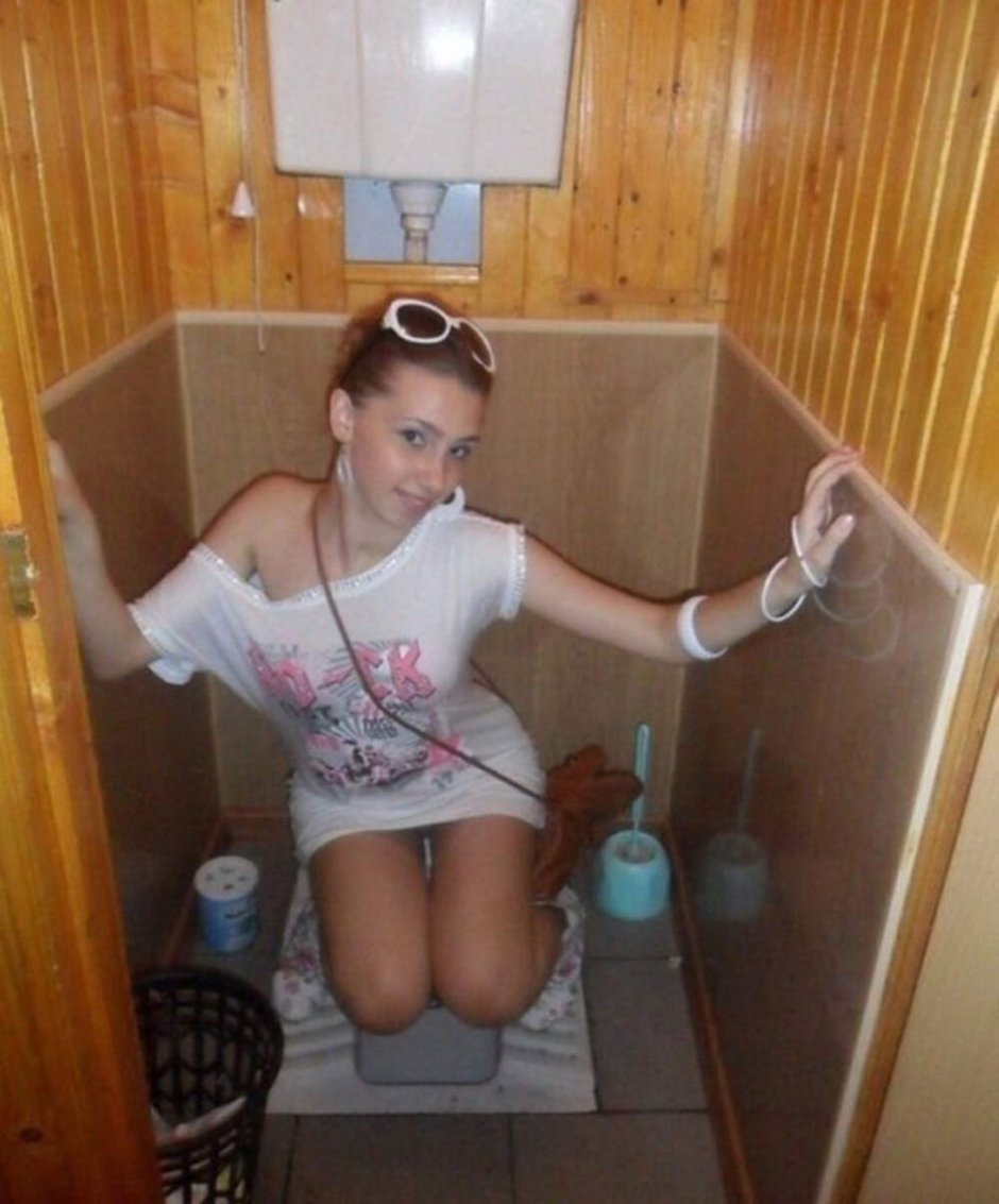 Девка в деревенском сортире