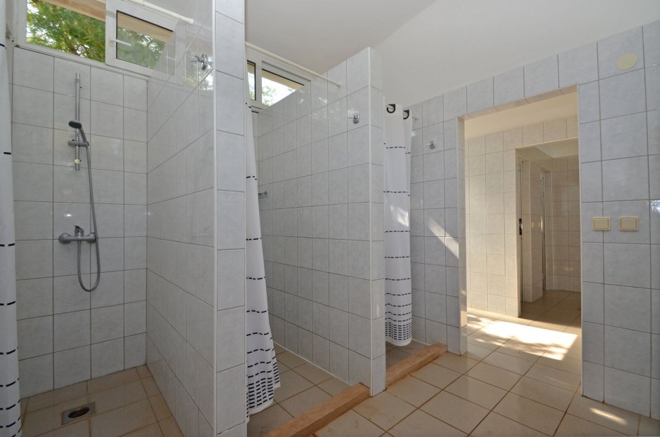 Душевые кабинки в лагере