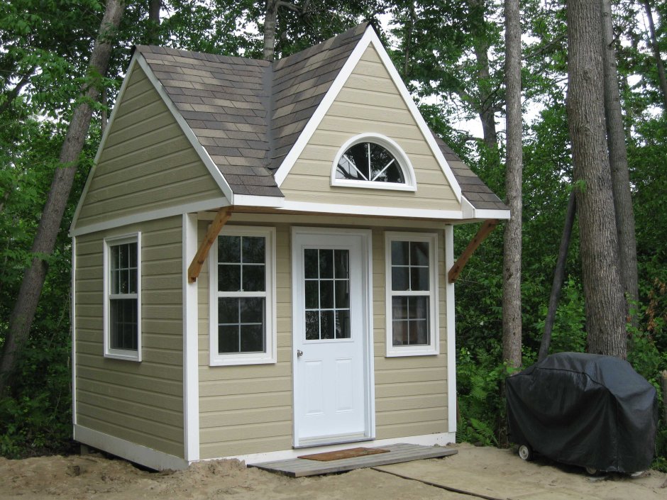 Белый дачный домик