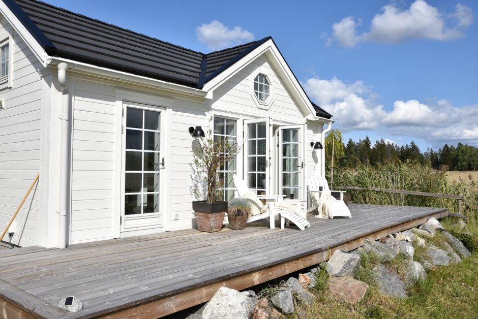 Белый дачный домик