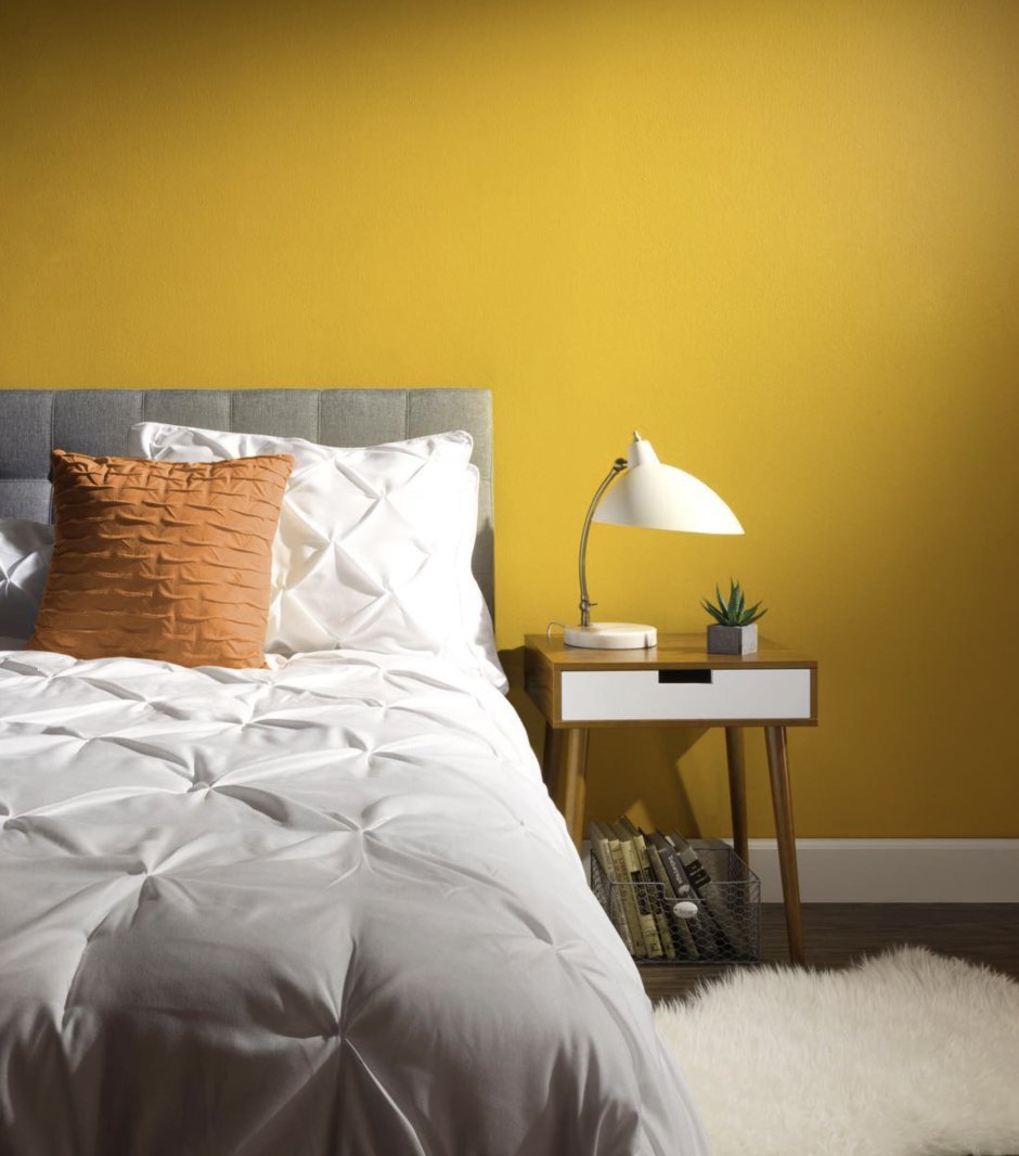 Горчичный цвет в интерьере спальни