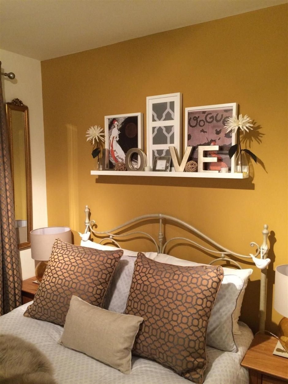 Спальня в горчичных тонах