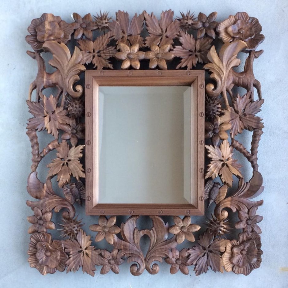 Деревянное зеркало шоколадного цвета