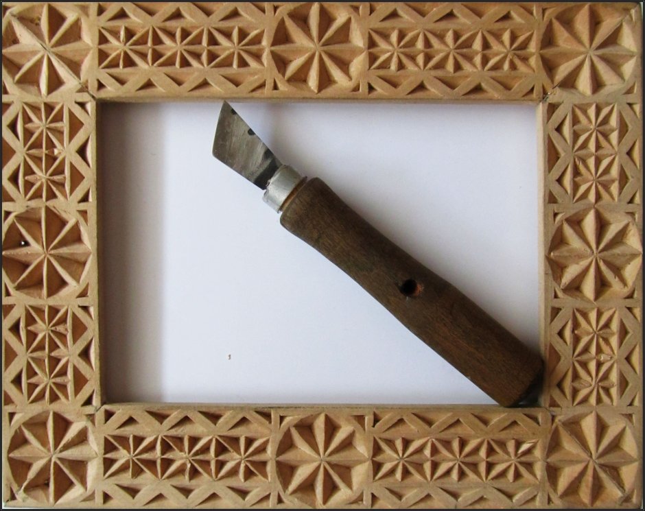 Резная рама с геометрической резьбой