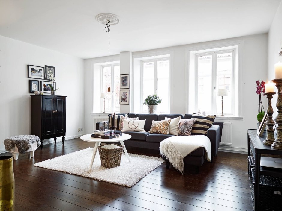 Гостиная с темным полом