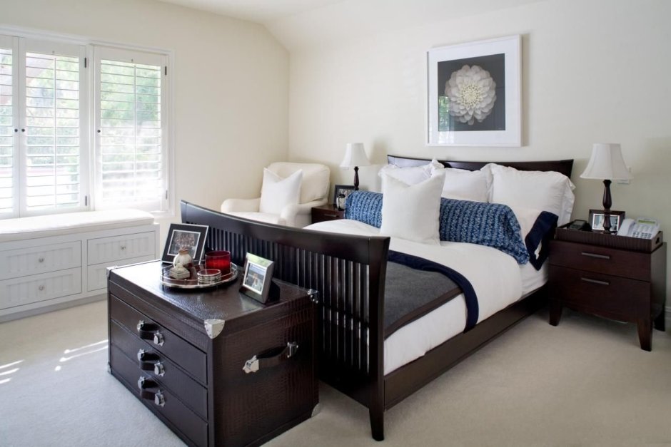 Интерьер с темной мебелью