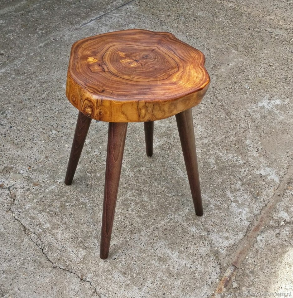Табуретка из спила дерева