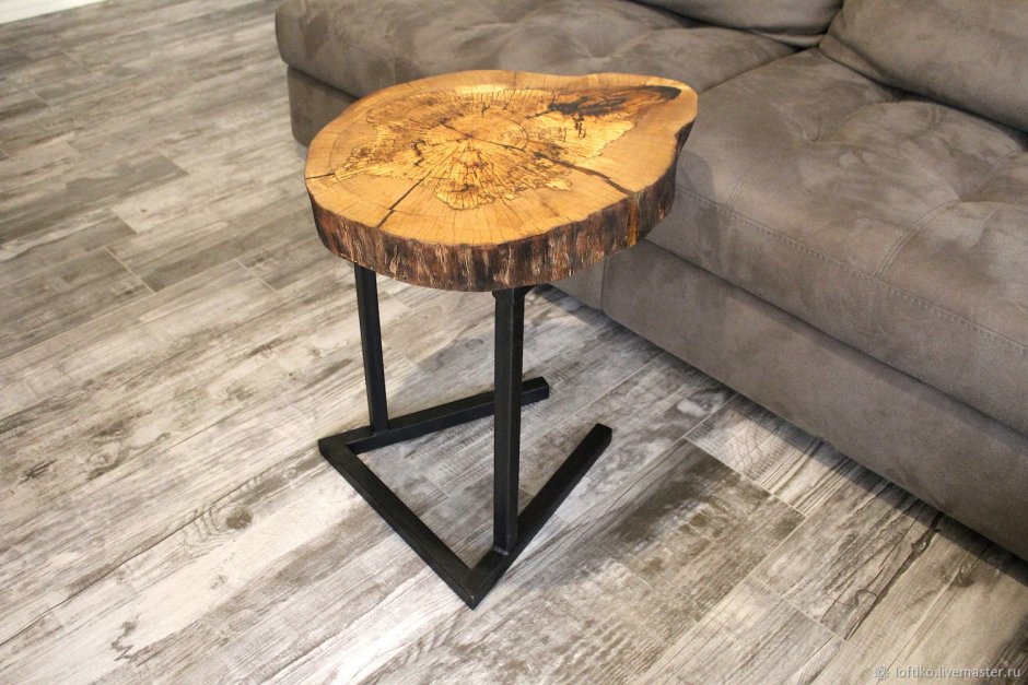 Столик из пня на ножках