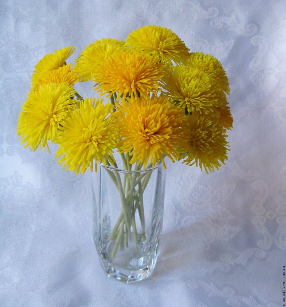 Красивый букет из одуванчиков