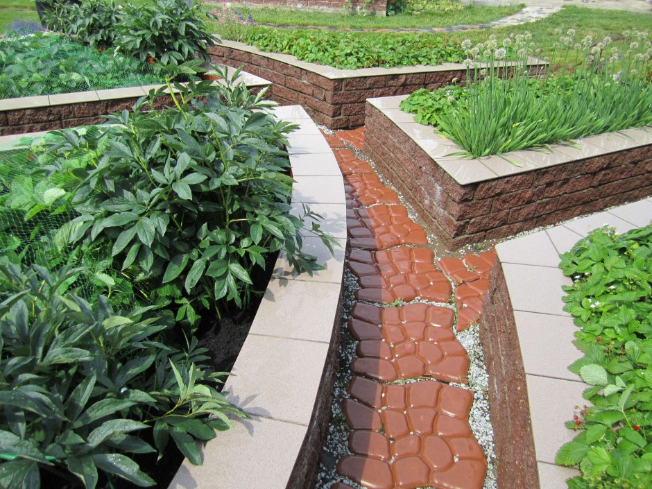 Клумба из брусчатки