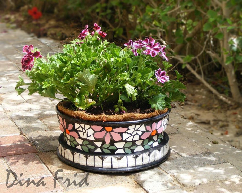 Клумба из кафельной плитки