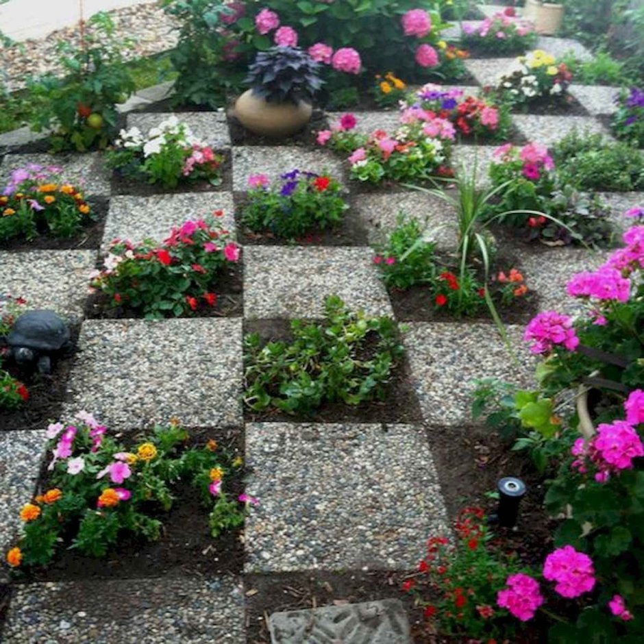 Клумба из битой плитки