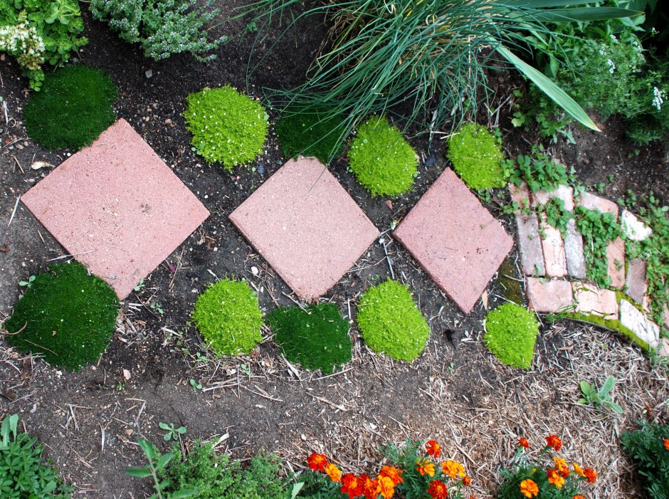 Клумба из кафельной плитки