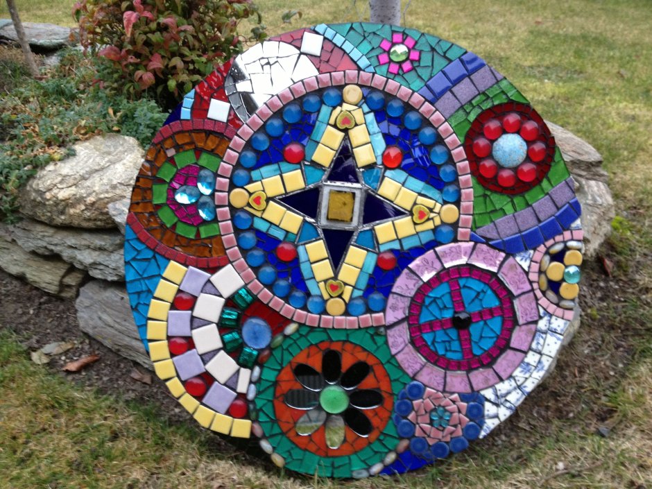 Декор клумбы камнями