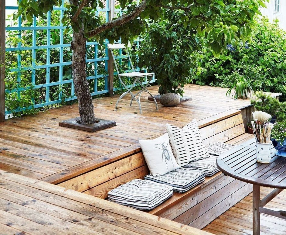 Патио вокруг дерева